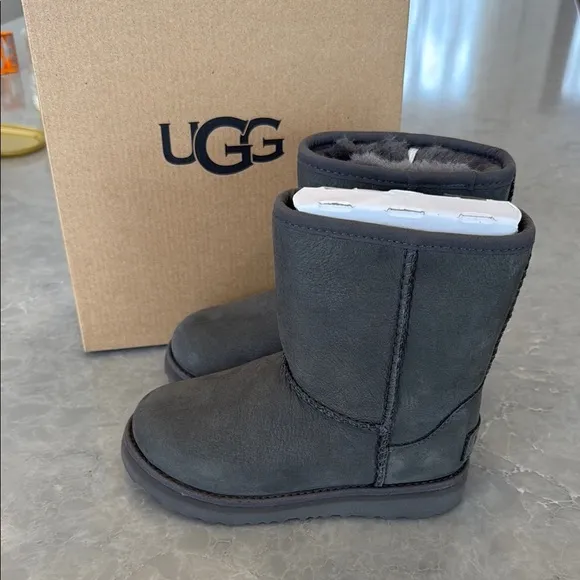 UGG Classic Short Boots in Charcoal toddlers