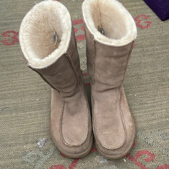 UGG Downtown Sheepskin Boots. MA5