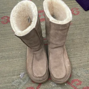 UGG Downtown Sheepskin Boots. MA5