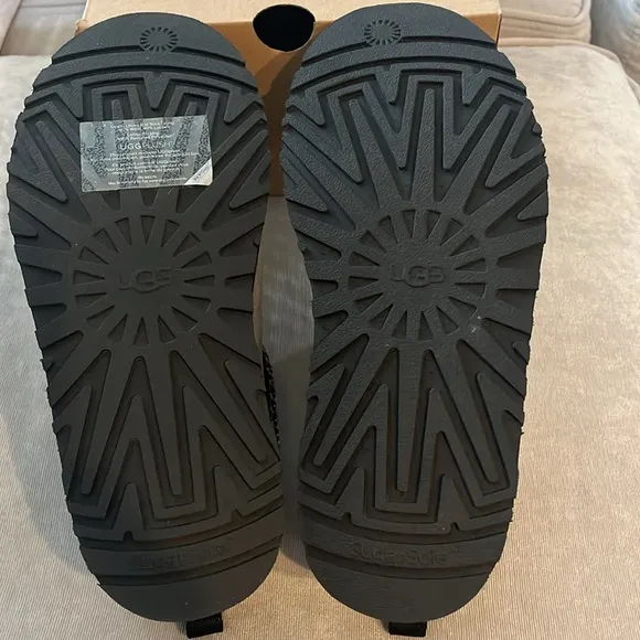 UGG K Tazz Leather Shoes