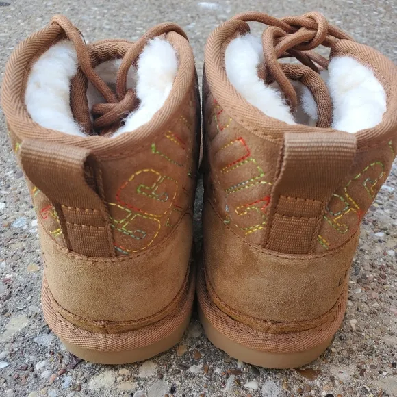 UGG Neumel II Graphic Stitch Boots Big Kid Youth 5 Chestnut Brown 1116170K