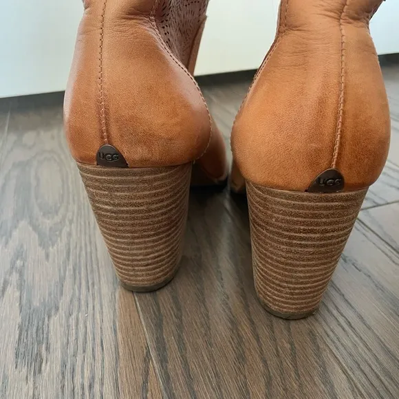 UGG THAMES SEAWEED PERF ANKLE BOOT SUNTAN