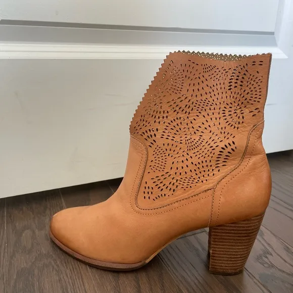 UGG THAMES SEAWEED PERF ANKLE BOOT SUNTAN