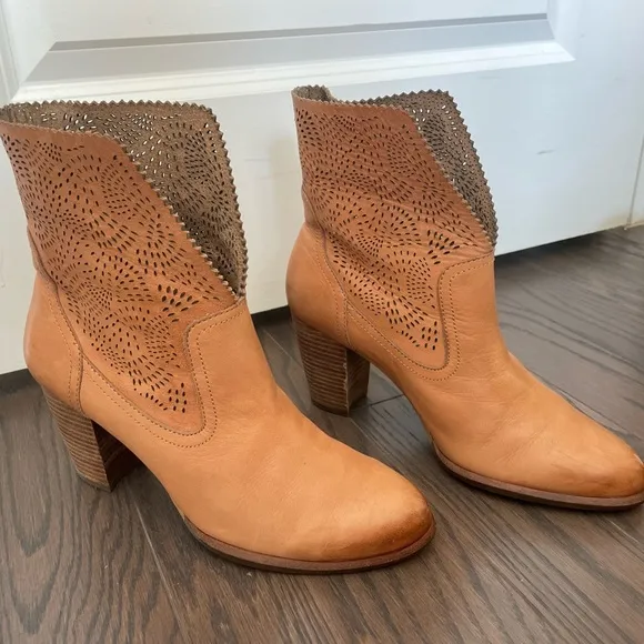 UGG THAMES SEAWEED PERF ANKLE BOOT SUNTAN
