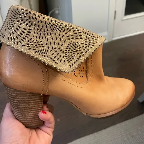 UGG THAMES SEAWEED PERF ANKLE BOOT SUNTAN