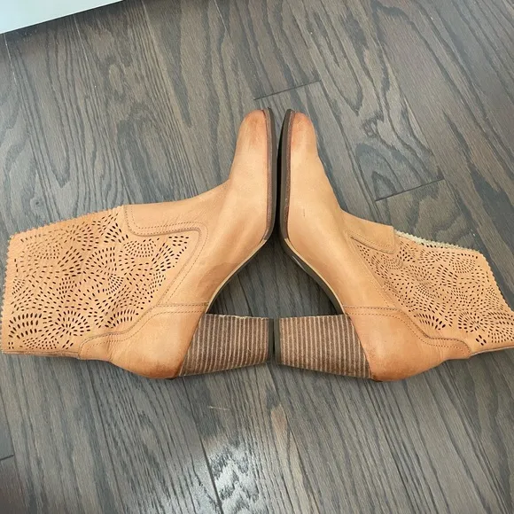 UGG THAMES SEAWEED PERF ANKLE BOOT SUNTAN