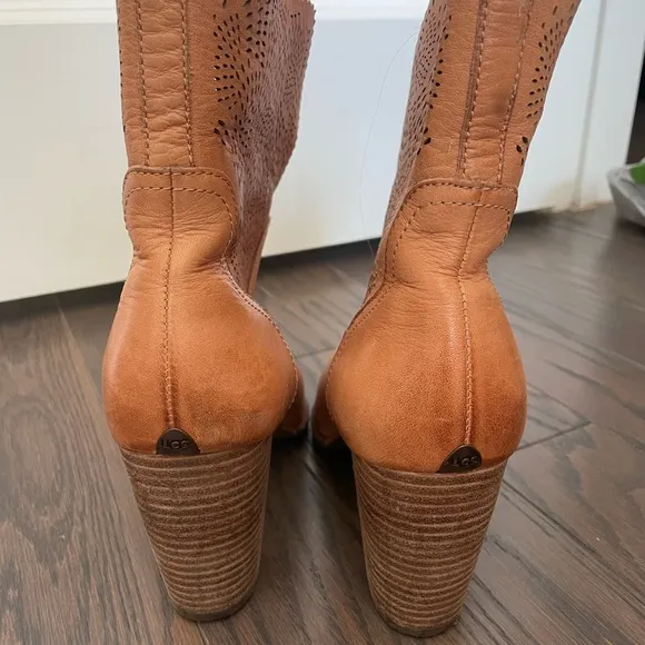 UGG THAMES SEAWEED PERF ANKLE BOOT SUNTAN
