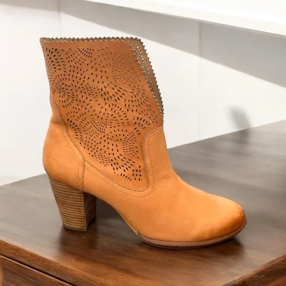 UGG THAMES SEAWEED PERF ANKLE BOOT SUNTAN