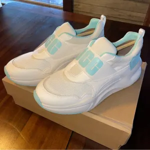 UGG Women’s LA Flex Sneaker! New in box! Chic Stylish Sneaker Shoes! Christmas🎄