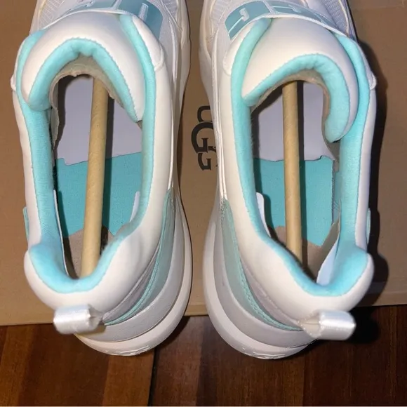 UGG Women’s LA Flex Sneaker! New in box! Chic Stylish Sneaker Shoes! Christmas🎄