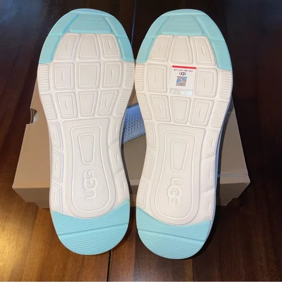 UGG Women’s LA Flex Sneaker! New in box! Chic Stylish Sneaker Shoes! Christmas🎄