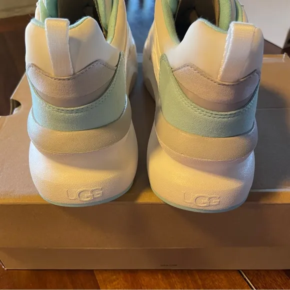 UGG Women’s LA Flex Sneaker! New in box! Chic Stylish Sneaker Shoes! Christmas🎄