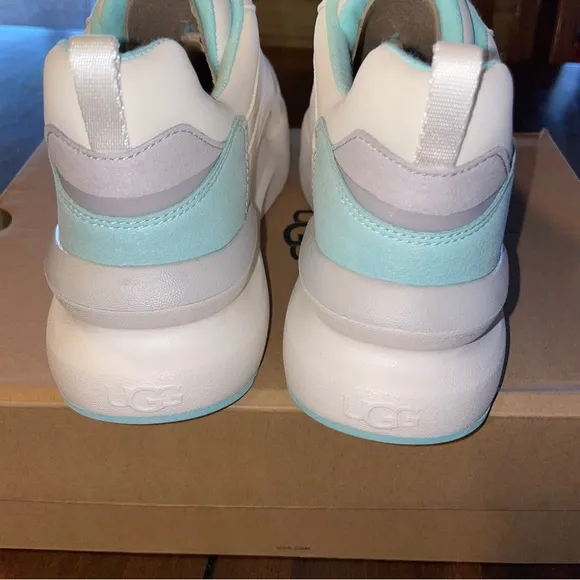 UGG Women’s LA Flex Sneaker! New in box! Chic Stylish Sneaker Shoes! Christmas🎄