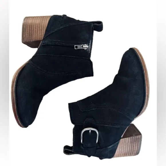 UGG Women's Leahy Buckle Heeled Black SuedeAnkle Boots - BlackSize 8