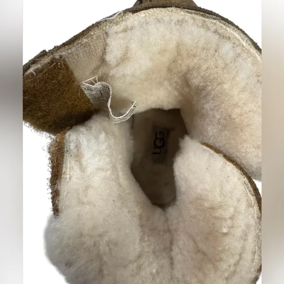 UGGS Chestnut Toddlers Boots Size 6