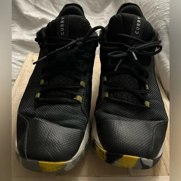 Under Armour Curry 3Z5 Basketball Shoes Black / White /Yellow 3023087 004 Sz 12