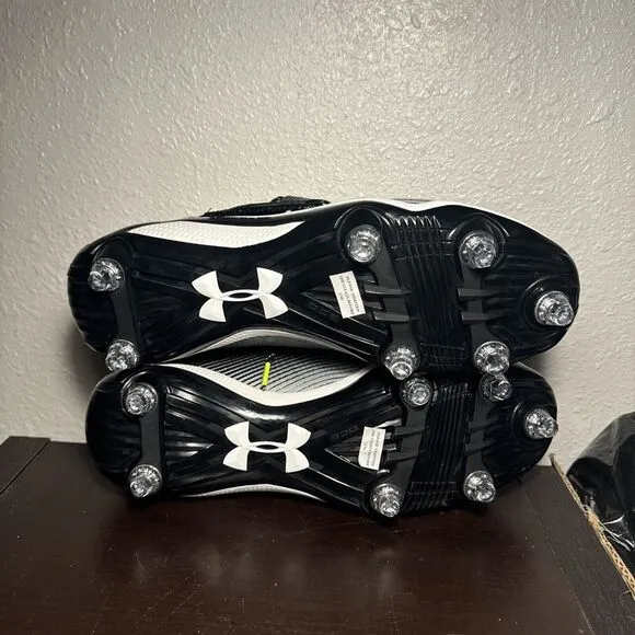 Under Armour UA5086-13 Mens Football Shoe - Black / White - 10.5