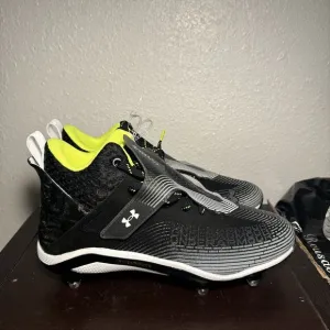 Under Armour UA5086-13 Mens Football Shoe - Black / White - 10.5