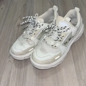 V2 23.65 Sneakers Size 7  Uk6 EUR40