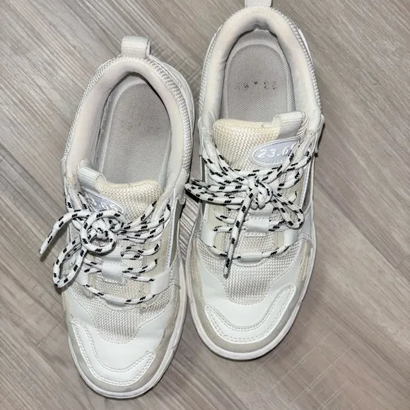 V2 23.65 Sneakers Size 7  Uk6 EUR40