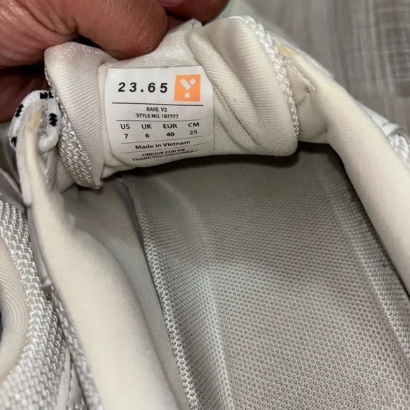 V2 23.65 Sneakers Size 7  Uk6 EUR40