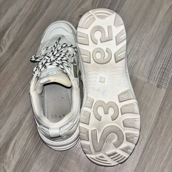 V2 23.65 Sneakers Size 7  Uk6 EUR40