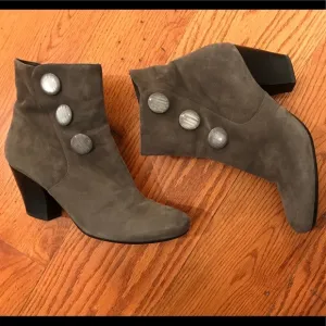 Van Eli Boots with MOP Buttons, Gray