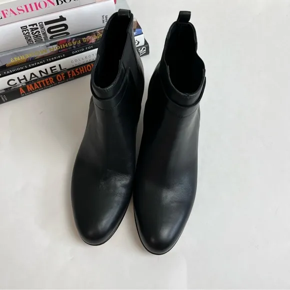 VINCE Boots 8.5 M Black Hallie Leather Ankle Chelsea Bootie Women’s NIB