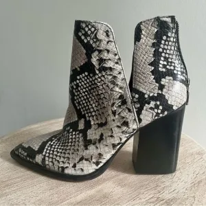 Vince Camuto Gigietta Snake Ankle Boots Black and White Sz 6.5 NWOB