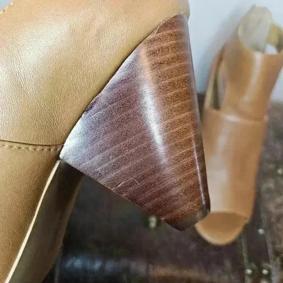 Vince Camuto Mapps wedge booties 9.5