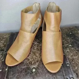 Vince Camuto Mapps wedge booties 9.5