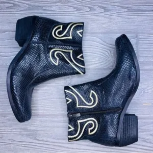 Vince Camuto Sz 8.5 Calina Black Snakeskin Leather Ankle Booties boots shoes