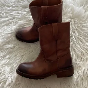 VINTAGE FOUNDRY CO BOOTS SIZE 6 LEATHER UPPER  COLOR TAN SEE ALL PHOTOS
