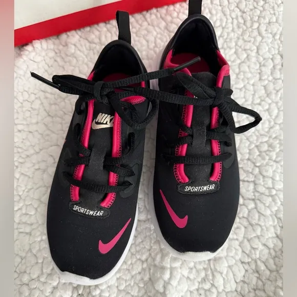 Vintage Nike Hakata Kids Black and Pink Sportswear Shoes