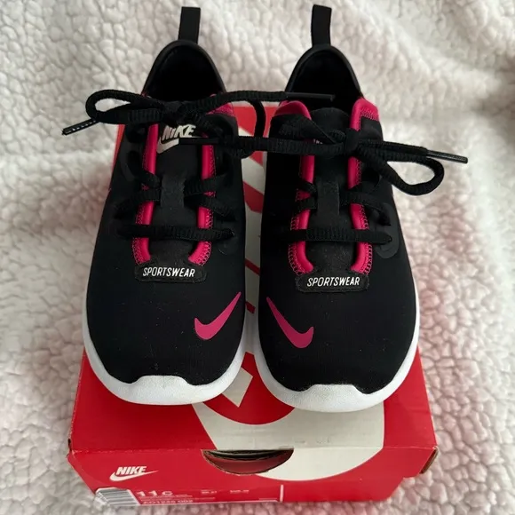 Vintage Nike Hakata Kids Black and Pink Sportswear Shoes