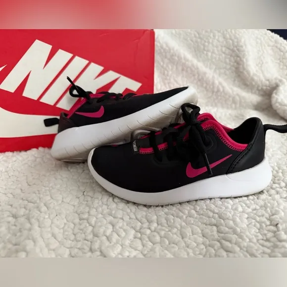 Vintage Nike Hakata Kids Black and Pink Sportswear Shoes