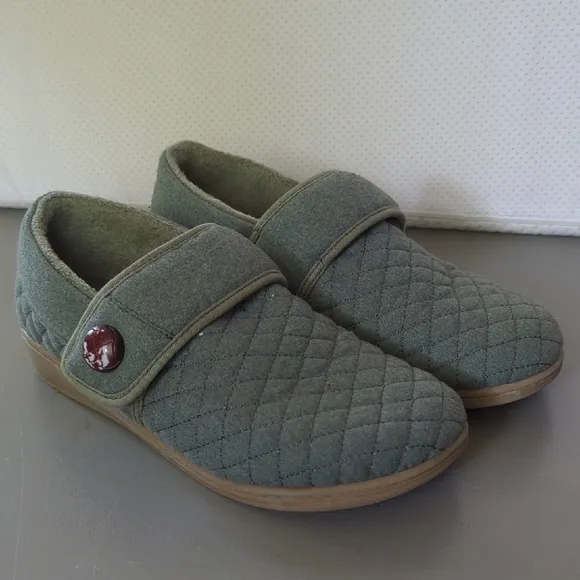 Vionic Jackie in Olive Green size 9 Quilted Arch Support Slipper Comfort Shoe