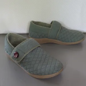 Vionic Jackie in Olive Green size 9 Quilted Arch Support Slipper Comfort Shoe