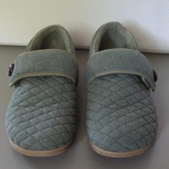 Vionic Jackie in Olive Green size 9 Quilted Arch Support Slipper Comfort Shoe