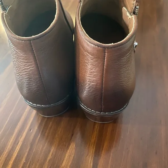 Vionic Women’s Brown Leather Ankle Boots