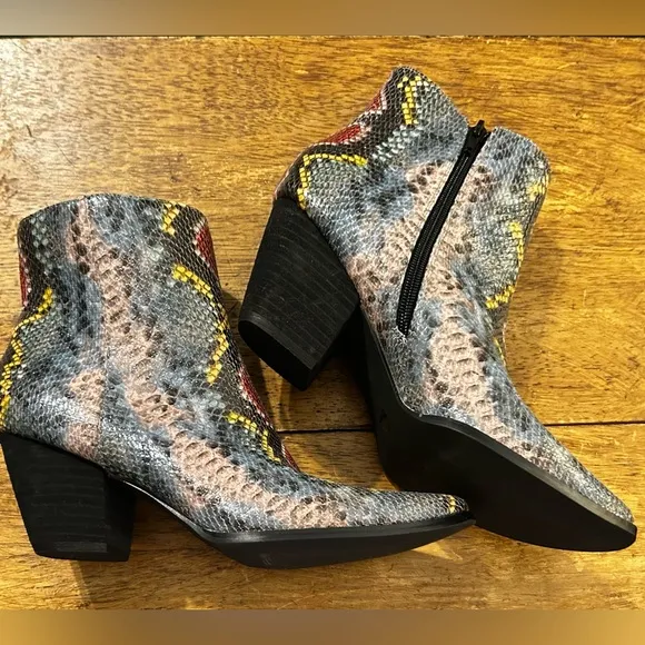 Women’s 9.5 M &quot;Spade&quot; Crocodile Printed Pointed Toe Ankle Boots Coconuts Matisse