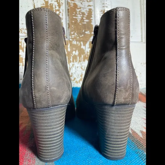 🌼Women’s Clarks Distressed Verona Peach Boots