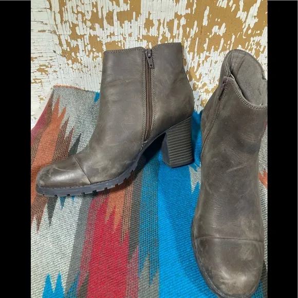 🌼Women’s Clarks Distressed Verona Peach Boots
