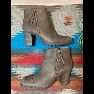 🌼Women’s Clarks Distressed Verona Peach Boots