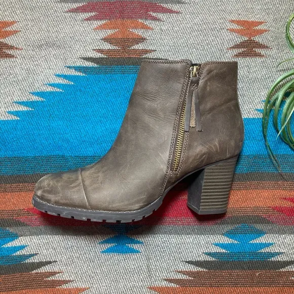🌼Women’s Clarks Distressed Verona Peach Boots