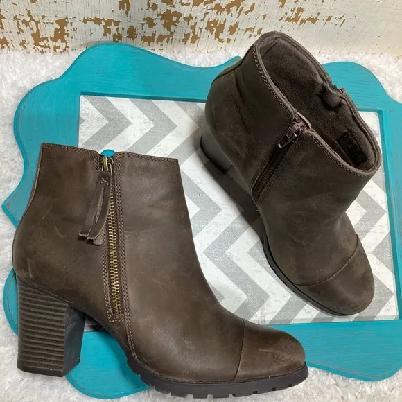 🌼Women’s Clarks Distressed Verona Peach Boots