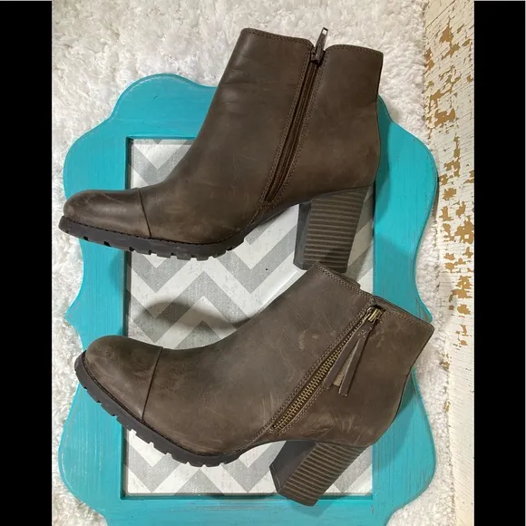 🌼Women’s Clarks Distressed Verona Peach Boots