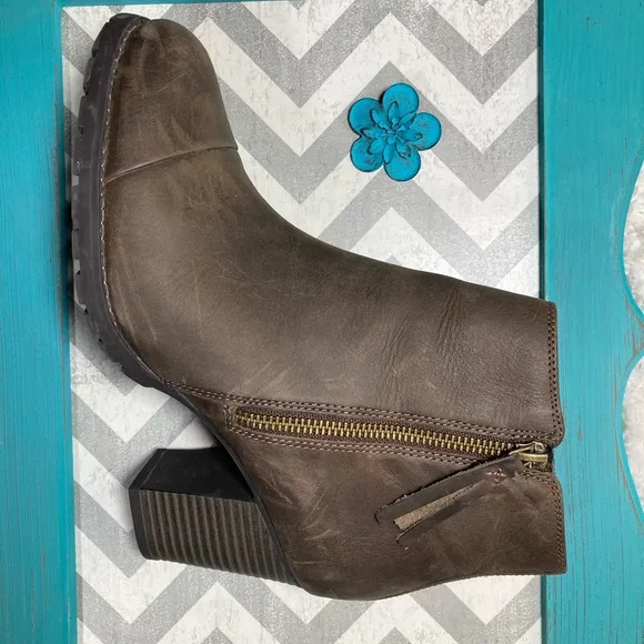 🌼Women’s Clarks Distressed Verona Peach Boots