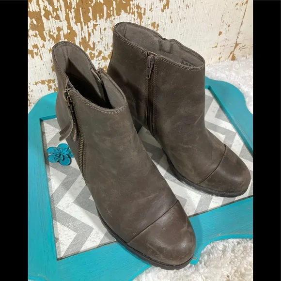 🌼Women’s Clarks Distressed Verona Peach Boots