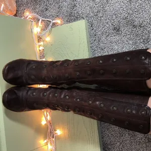 Women's FRYE Brown Leather Knee-High Gladiator Adrienne Button Stack Heel 8.5 Bo